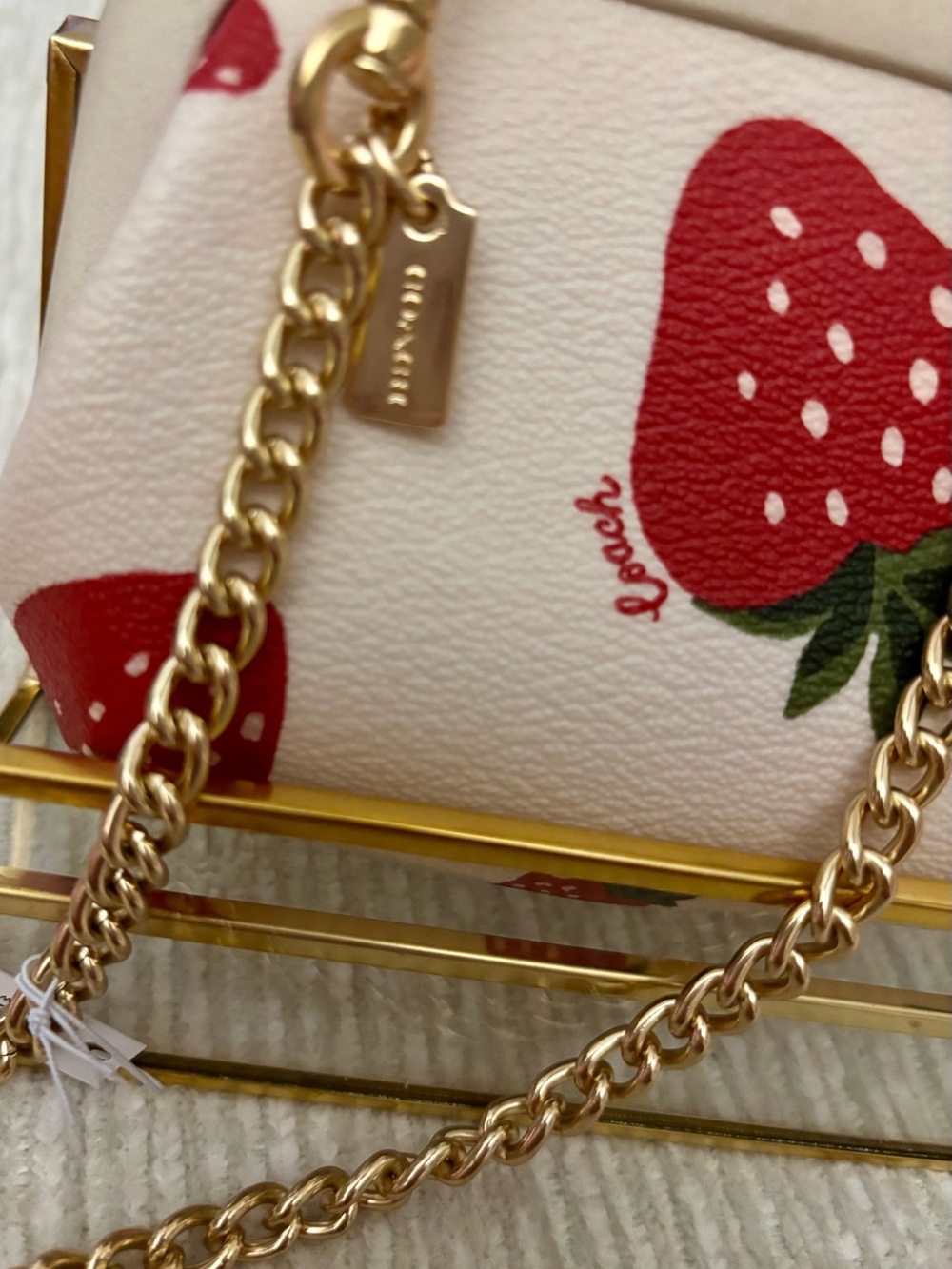 🍓 Coach Nora Kisslock Card Case Wild Strawberry Print Gold Chain Crossbody - Picture 5 of 11